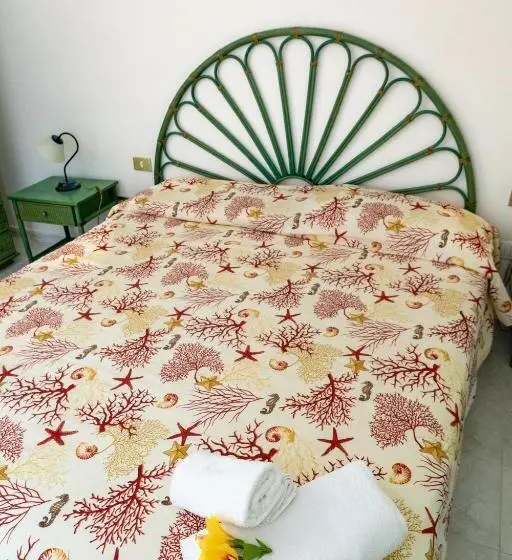 Economy Triple Room, Il Complesso Saraceno