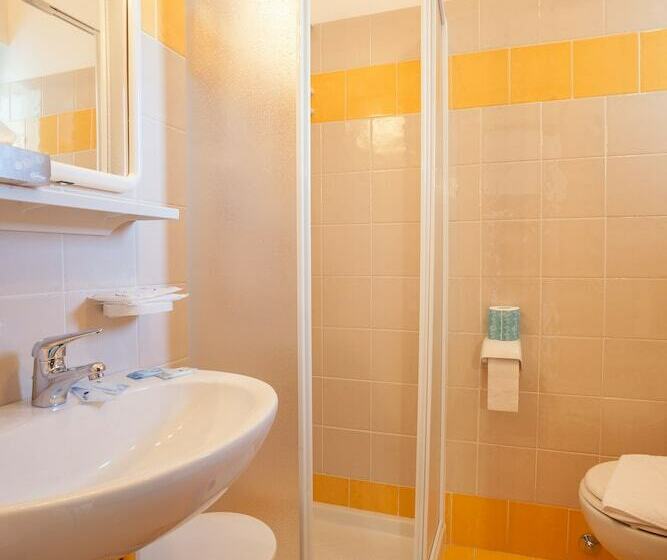 חדר קלאסי לשלושה, La Cantinella