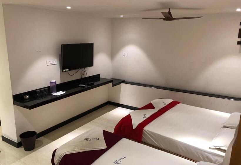 חדר דלוקס לשלושה, New Cape