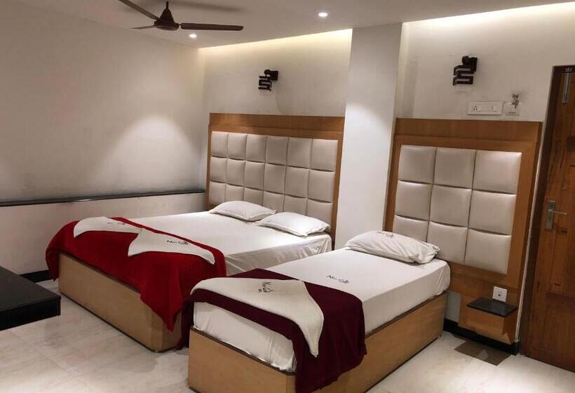 חדר דלוקס לשלושה, New Cape