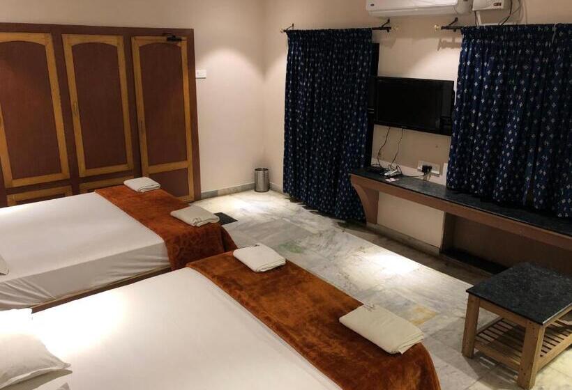 חדר דלוקס לארבעה, New Cape