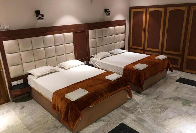 חדר דלוקס לארבעה, New Cape