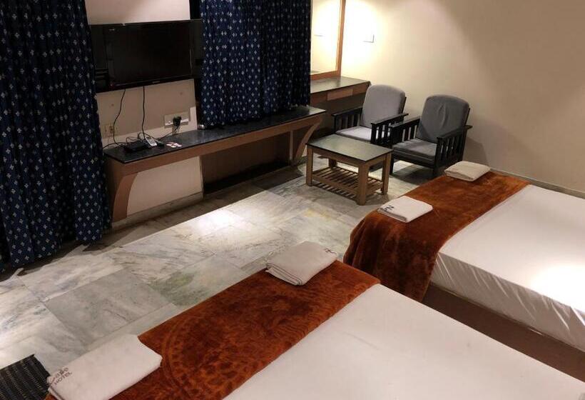 חדר דלוקס לארבעה, New Cape