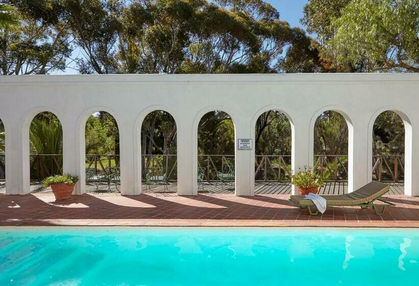 جناح مزود بحمام سباحة, Lord Milner