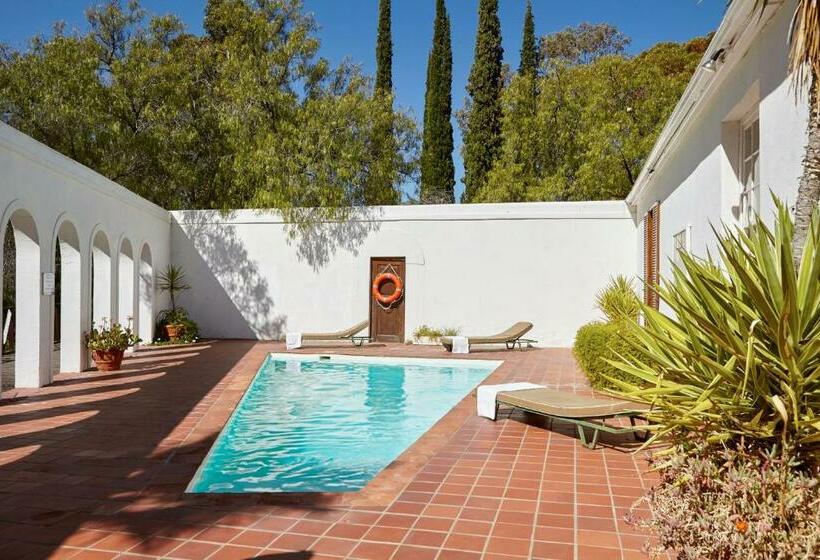 جناح مزود بحمام سباحة, Lord Milner