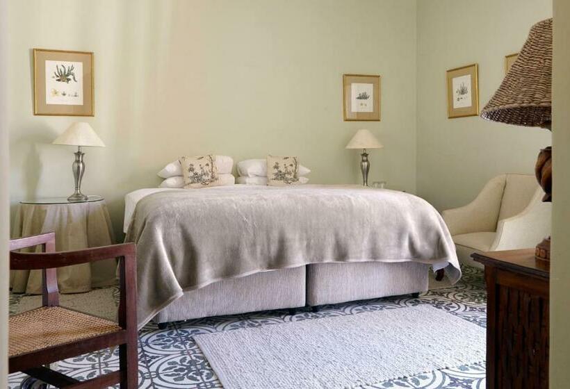 جناح مزود بحمام سباحة, Lord Milner