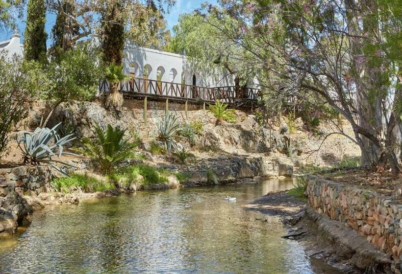 جناح مزود بحمام سباحة, Lord Milner