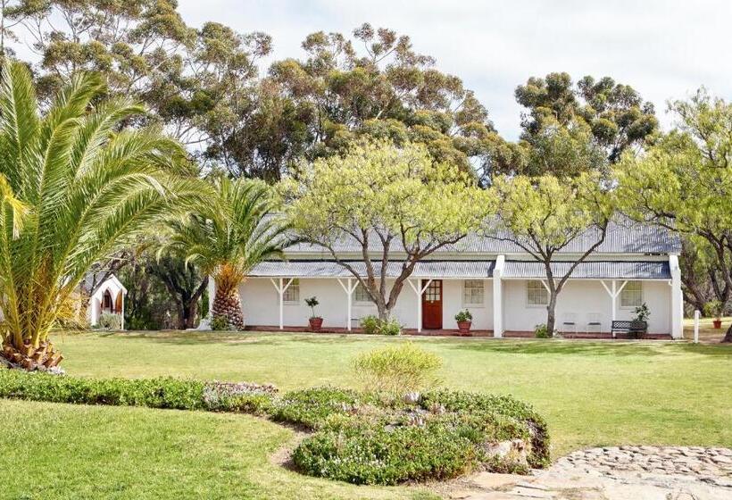 جناح مزود بحمام سباحة, Lord Milner