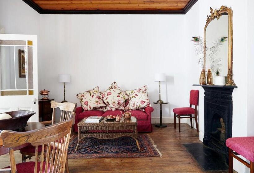 غرفة عائلية, Lord Milner