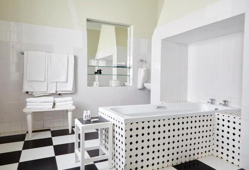 غرفة عائلية, Lord Milner