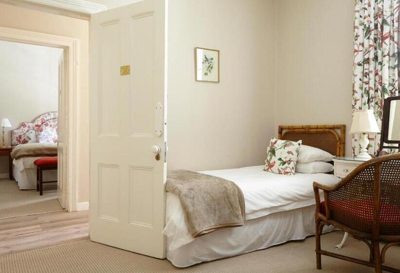 غرفة قياسية مطلّة علي الحديقة, Lord Milner