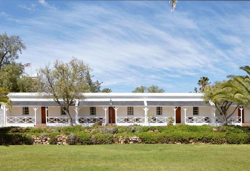 غرفة قياسية مطلّة علي الحديقة, Lord Milner