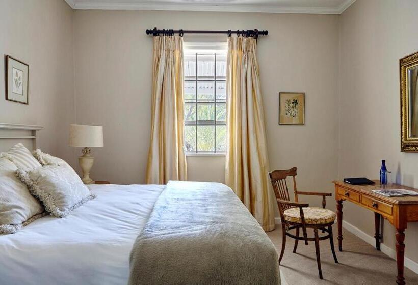 غرفة قياسية مطلّة علي الحديقة, Lord Milner