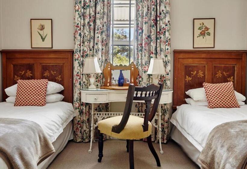 غرفة قياسية مطلّة علي الحديقة, Lord Milner