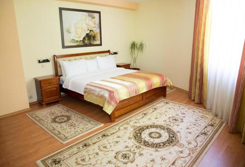 패밀리 룸, Nemira