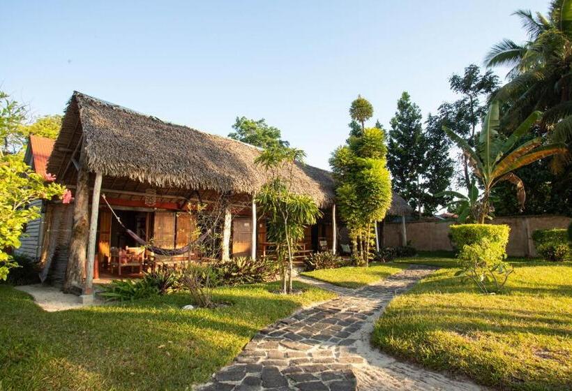 اتاق خانوادگی با چشم‌انداز دریا, Villas De Vohilava