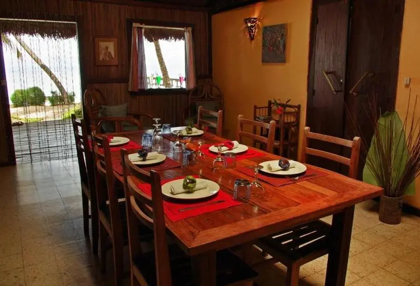 اتاق خانوادگی با چشم‌انداز دریا, Villas De Vohilava