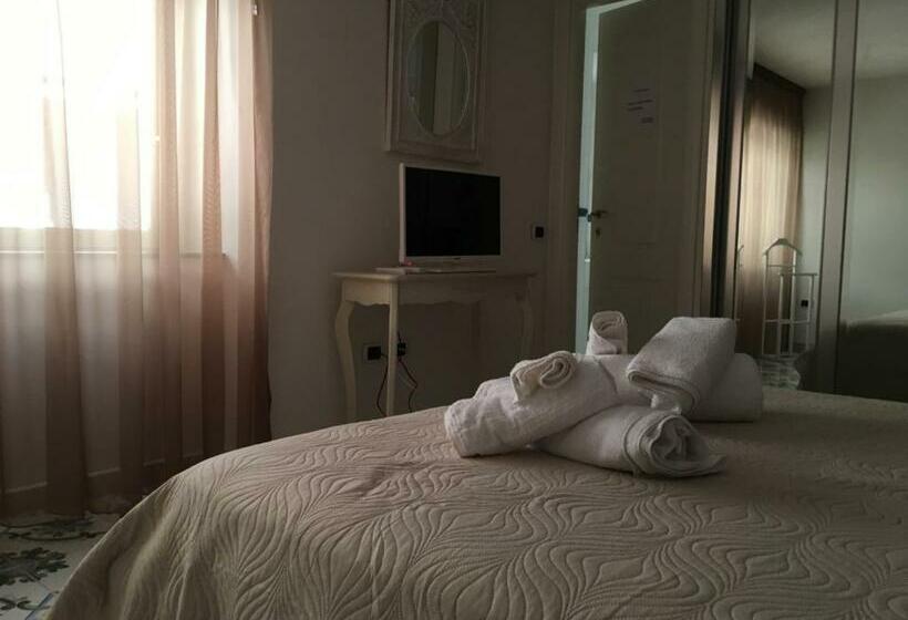 اتاق دوبلکس, La Corte Del Re Borbone