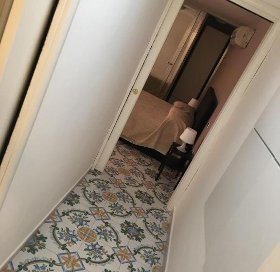 اتاق دوبلکس, La Corte Del Re Borbone