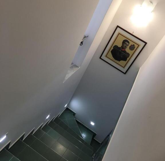 اتاق دوبلکس, La Corte Del Re Borbone