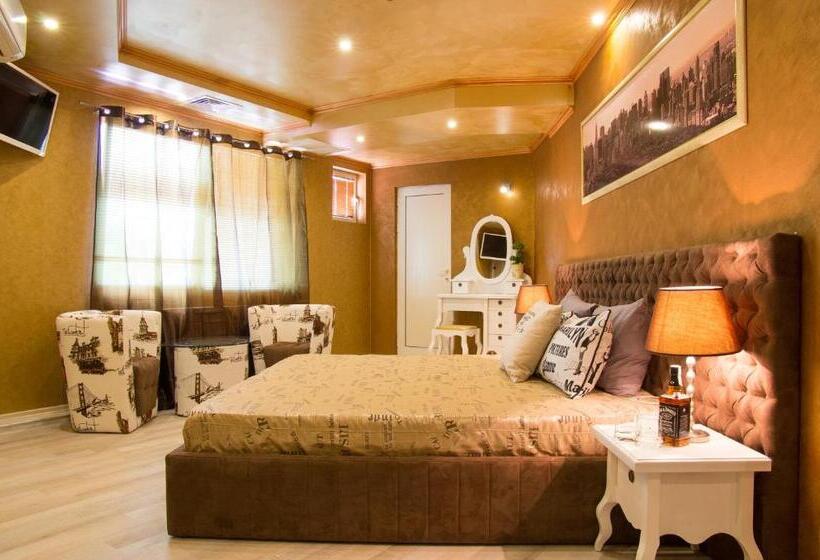 חדר דלוקס, Jorela Family