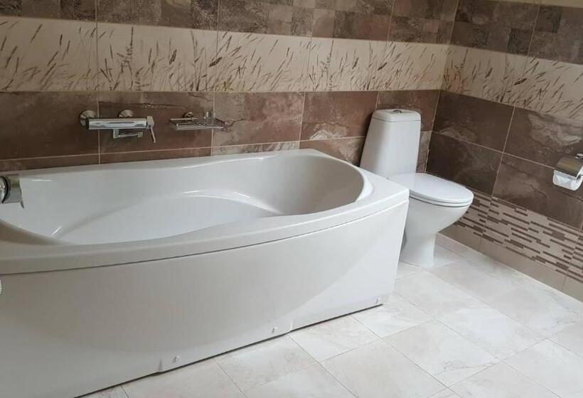 חדר דלוקס, Jorela Family