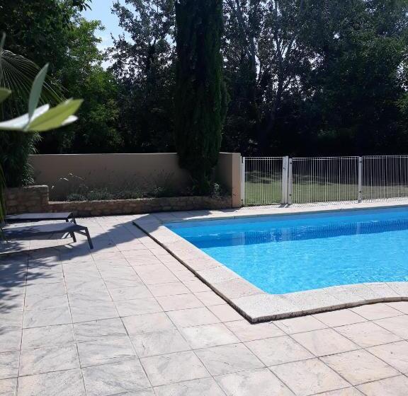 스탠다드 스튜디오 풀장 전망, Le Mas Des Vergers