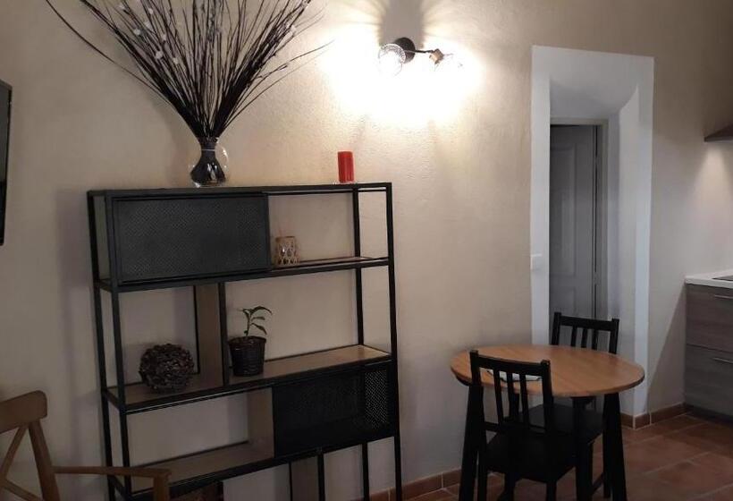 스탠다드 스튜디오 풀장 전망, Le Mas Des Vergers