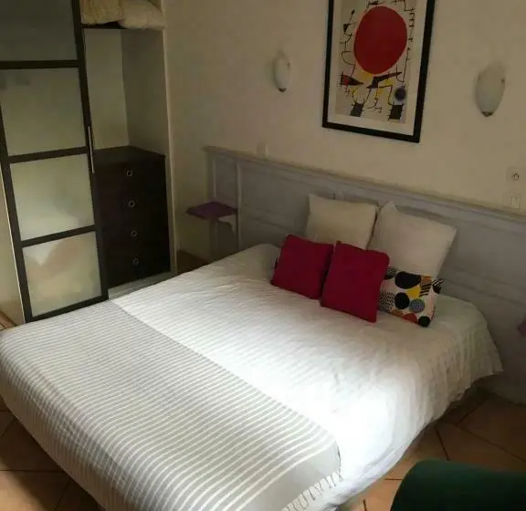 Standard Neljän Hengen Huone, Hôtel La Tour Des Fées