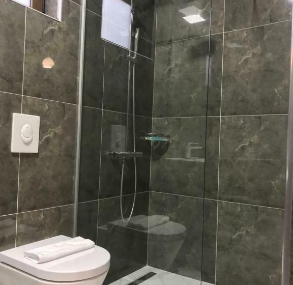 חדר סטנדרט, Lyhnidas