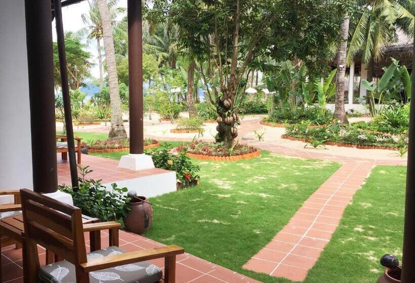 اتاق استاندارد سه تخته با چشمانداز باغ, Peppercorn Beach Resort