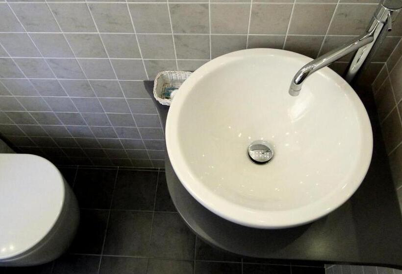 اتاق استاندارد سه نفره, Sabrina