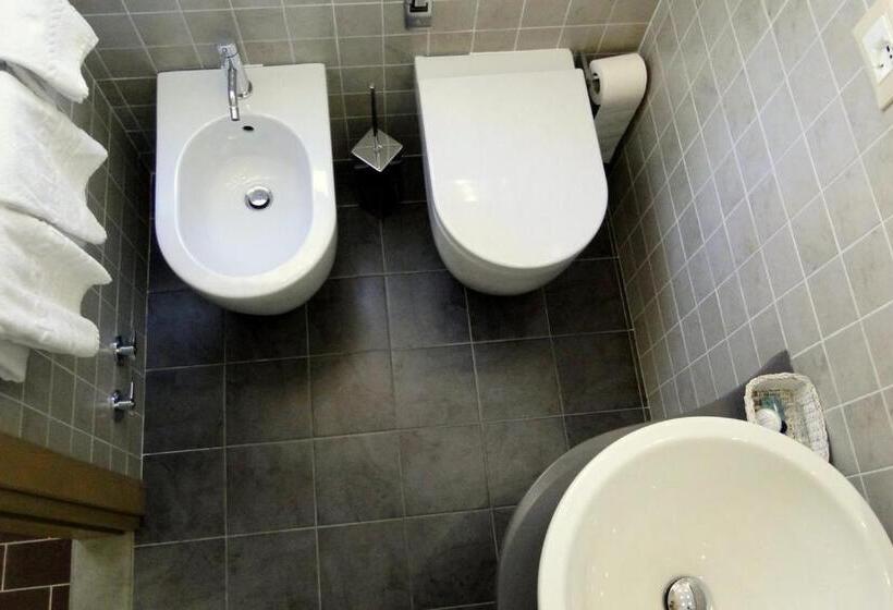 اتاق استاندارد سه نفره, Sabrina