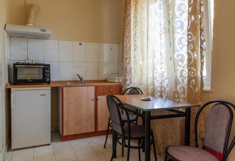 スタンダードトリプルルーム, Estia