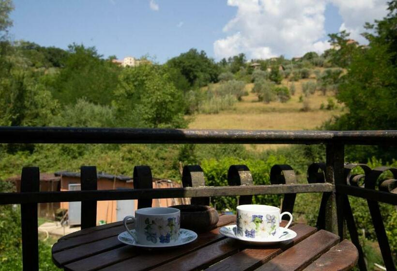 غرفة قياسية ثلاثية, B&b Villa Il Noce