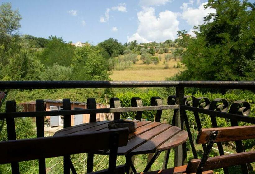 غرفة قياسية ثلاثية, B&b Villa Il Noce