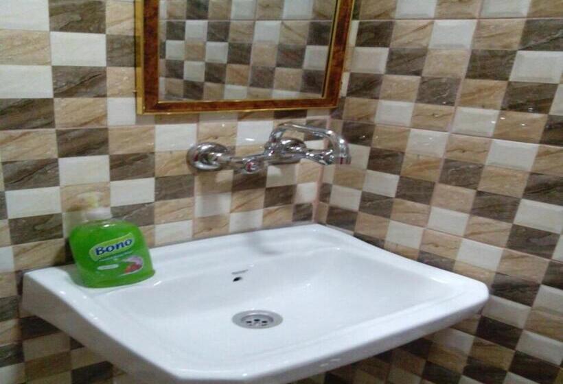 اتاق استاندارد سه نفره, Alhouriat