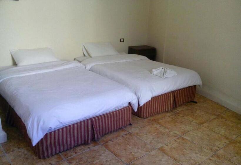 اتاق استاندارد سه نفره, Alhouriat