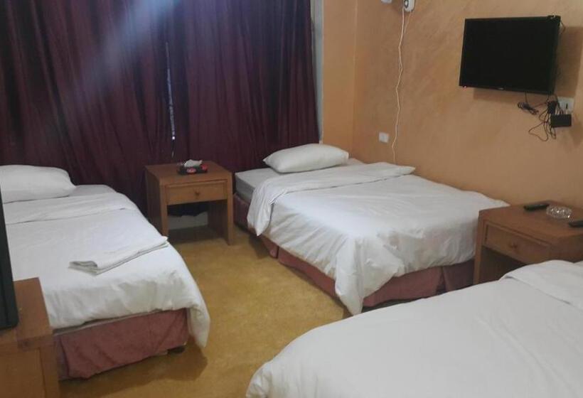 اتاق استاندارد سه نفره, Alhouriat