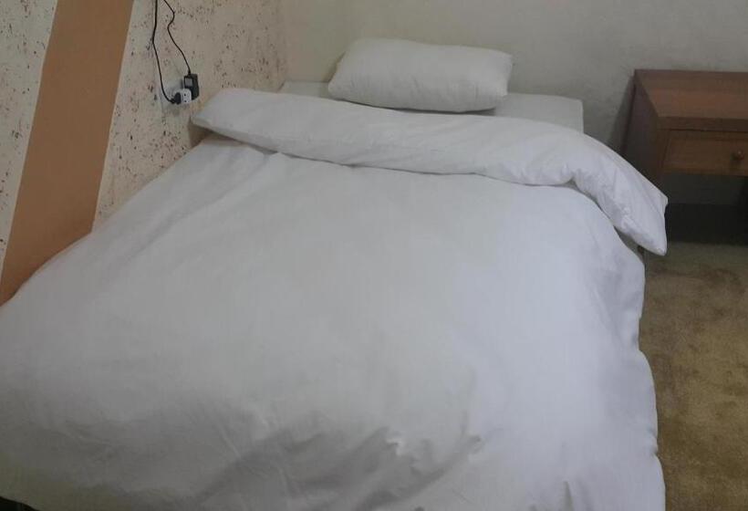 اتاق استاندارد یک نفره, Alhouriat