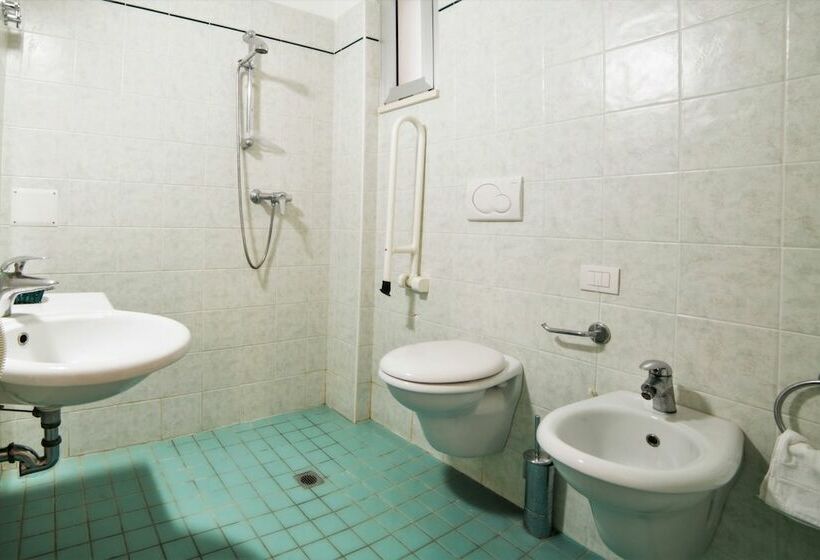اتاق استاندارد چهار تخته, Augusta