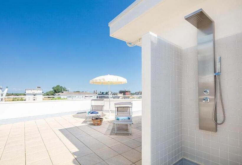 Yandan Deniz Manzaralı Süit, Condor