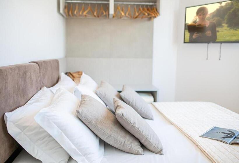 Yandan Deniz Manzaralı Süit, Condor