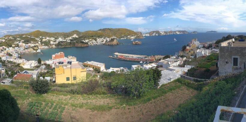 オーシャンビューのデラックストリプルルーム, Villa Adele Ponza