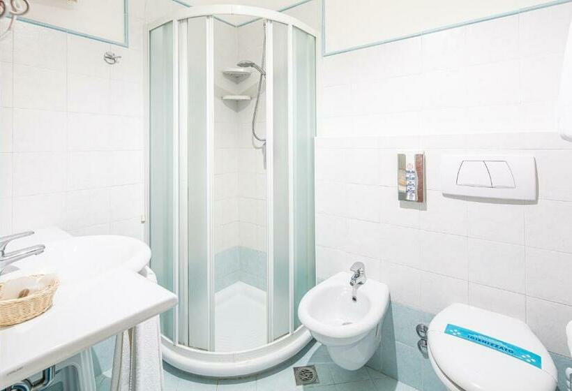 חדר קומפורט, Alexander