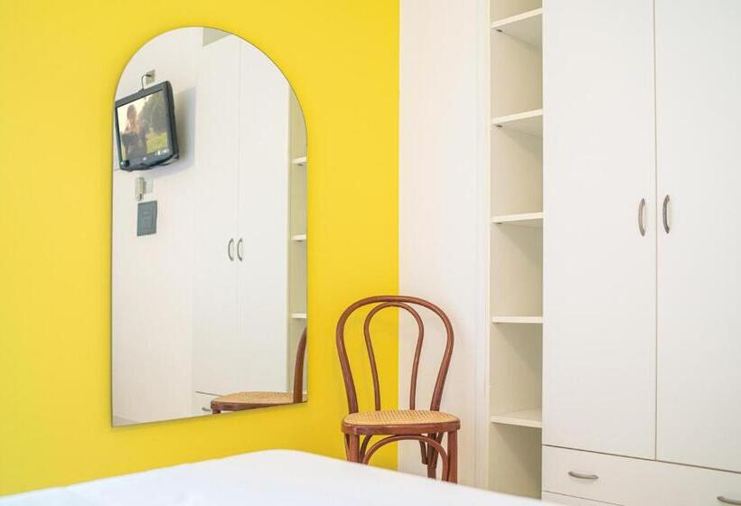 חדר קומפורט, Alexander