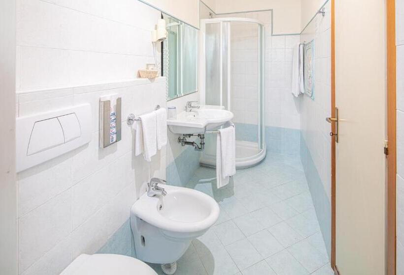 סוויטת ג'וניור משפחתית, Alexander