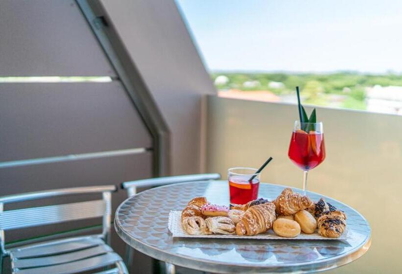 סוויטת ג'וניור משפחתית, Alexander