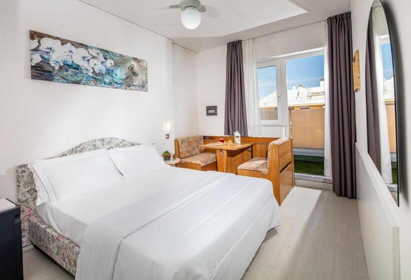 סוויטת ג'וניור משפחתית, Alexander