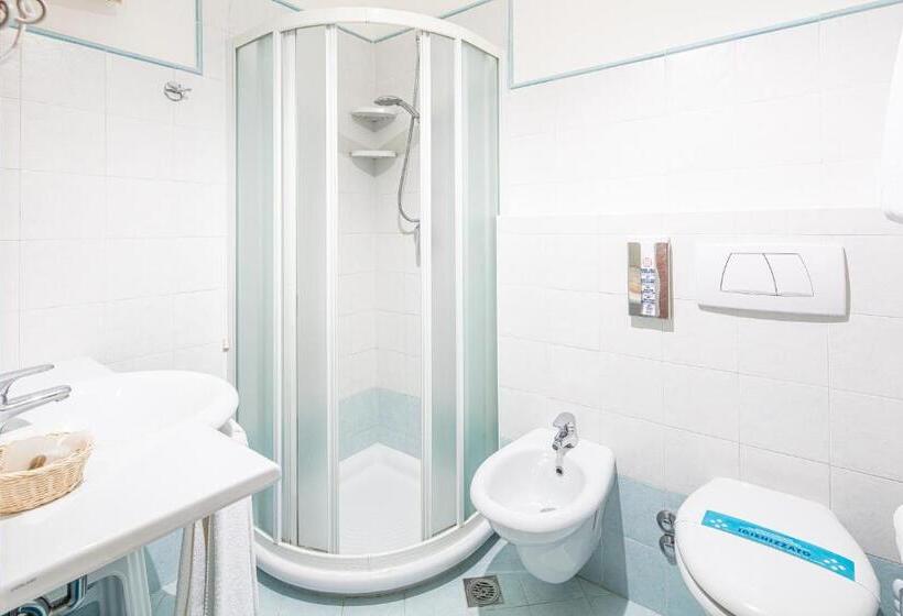 חדר סטנדרט לשלושה, Alexander